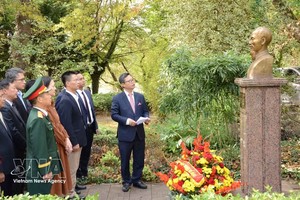 旅法越南人向胡志明主席献花。