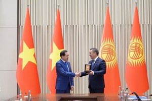 吉尔吉斯共和国总统萨德尔·扎帕罗夫（Sadyr Japarov，右）向ROX Group创始人兼主席、海越股份商业银行（MSB）董事会主席陈英俊颁发“友谊勋章”（Dostuk Medal），表彰其为推动越南与吉尔吉斯斯坦投资合作作出的重要贡献。