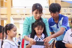 家庭、学校和社会携手构建“数字盾牌”，保护儿童在网络环境中的安全。