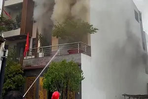 南芽庄坊一栋四层住房失火，2人吸入浓烟、严重烧伤。