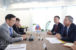 越南财政部部长吴文俊与俄罗斯联邦萨哈共和国（雅库特）首脑艾森·谢尔盖耶维奇·尼古拉耶夫举行双边会晤。