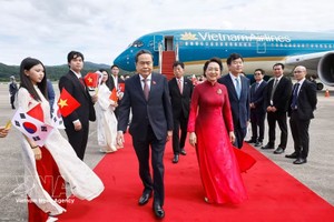越南国会主席陈青敏偕夫人在首尔城南机场。