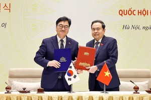 越南国会主席陈青敏2025年11月20日与韩国国会议长禹元植（Woo Won Shik）签署两国国会合作谅解备忘录。图自越通社