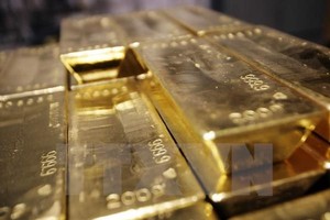 瑞士提契诺州门德里西奥一家精炼厂内的金条。图：AFP／越通社