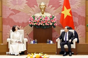 8月26日下午，国会主席陈青敏礼节性会见蒙古驻越南全权特命大使甘巴特尔·呼兰（Ganbaatar Hulan）。