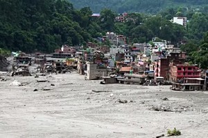2026年8月29日，特里舒利河（Trishuli River）沿岸遭山洪袭击后，位于加德满都的建筑物受损并被厚厚的泥浆与石块包围。图自ANI/越通社