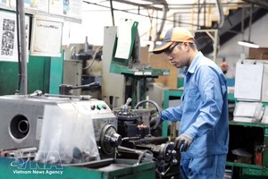 Cosmot 1科技有限责任公司的生产线稳定运行，为当地劳动者创造就业岗位。
