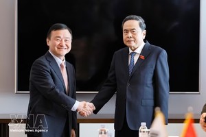 越南国会主席陈青敏会见三星电子联席首席执行官卢泰文。