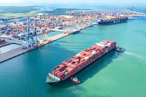  “Zim 深圳” 号船靠泊CMIT-TCTT共用码头。