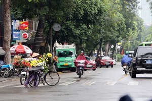 自今日傍晚起，北部地区出现分散性阵雨与旋风，局部有大雨。