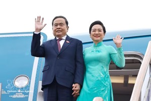 越南国会主席陈青敏偕夫人及越南高级代表团离开首尔，圆满结束对韩国的正式访问。