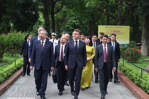 党中央总书记苏林与法国总统马克龙在主席府参观胡志明主席遗迹区（2025年5月）。