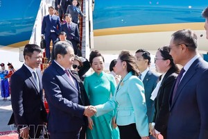 国会主席陈青敏抵达乌兰巴托成吉思汗国际机场，开始对蒙古进行正式访问。