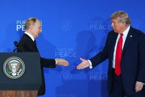 俄罗斯总统弗拉基米尔·普京与美国总统唐纳德·特朗普出席2025年在阿拉斯加举行的俄美峰会。图：新华社