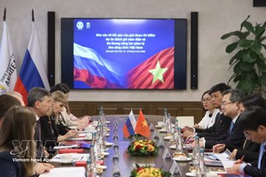 中央政策与战略部部长阮青毅与俄罗斯总统学院领导层举行工作会谈。