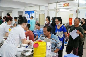 115人民医院医生为平富坊居民采血化验。