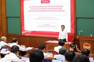 党中央政治局委员、党中央书记处常务书记陈锦秀发表讲话。