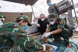 在发掘过程中，各单位发现多件遗物，如伞绳、吊床布、皮钱包、牙刷等。