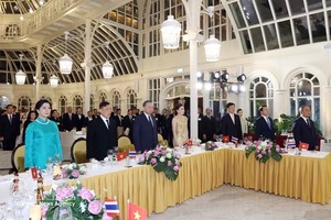 党中央总书记、国家主席苏林及夫人吴芳璃同泰国国王玛哈·哇集拉隆功和王后素提达与各位代表向国旗致敬。