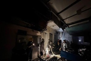 河内消防与救援警察力量紧急开展搜救并扑灭火灾。图：越通社发