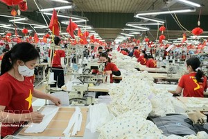 纺织品成衣企业员工。