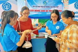 胡志明市社保机关干部向居民提供社会民生政策咨询。图：梅芝