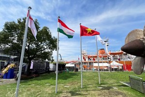 越南国旗在2026年亚运会赛场飘扬。图：越通社