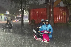 9月10日晚上，强降雨造成福门乡巴赵街受淹。图:阮新