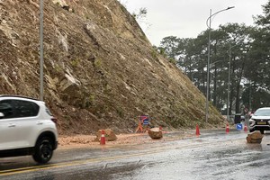 石块坠落至帕簾岭路面。