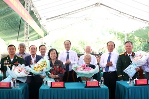 中央及胡志明市领导、原领导向越南英雄母亲、人民武装力量英雄献花。