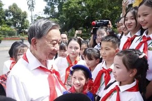 党中央总书记、国家主席苏林与儿童交流。图：越通社