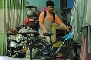 范德发骑着平日常用的自行车离家。图片由家人提供