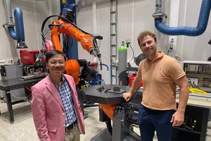 加拿大皇家军事学院机械与航空航天工程系副教授武越兴（左）。