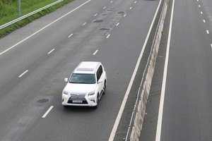 在永好-藩切高速公路第234公里，路面约有10处修补点。