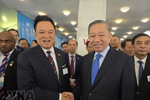 党中央总书记、国家主席苏林与泰国总理阿努廷·参威拉军亲切握手。