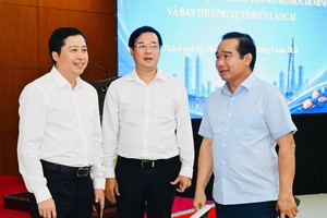 胡志明市领导与老街省领导在会议上交流。图:越勇