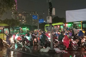 预报，高水位涨潮汛结合强降雨影响胡志明市交通。图:明海