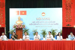 国会主席陈青敏同胡志明市国会代表团与12个坊的选民接触。图：越勇