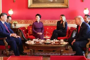 中国国家主席习近平与夫人彭丽媛于9月25日在美国华盛顿白宫与美国总统唐纳德·特朗普及夫人梅拉尼娅·特朗普交谈。图片：新华社