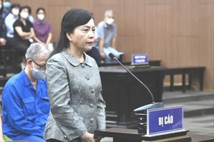 被告阮氏金进在庭审中。