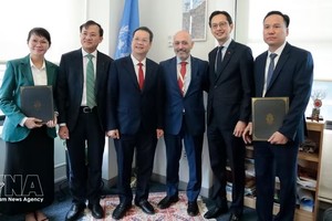 岘港市人委会主席阮孟雄（左三）在纽约与联合国开发计划署领导举行工作会谈。