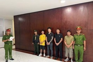 遭起诉的四名外国籍人员。