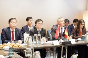 越南工商部副部长张青怀与全球风能理事会首席执行官本·巴克韦尔共同主持座谈会。