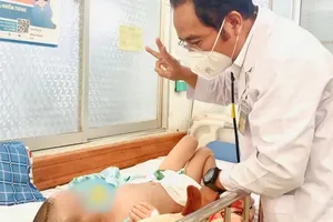 杜洲越医生术后为患儿进行检查。图：医院提供