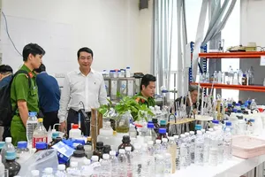 职能机关在能源与环境科技院进行搜查。图：C04提供