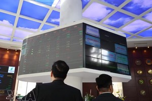 投资者在HOSE交易所盯盘。图：越通社