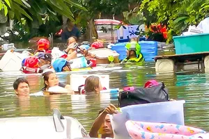 志愿者协助泰国曼谷拉差贴威区民众前往安全避难所。图：BANGKOK POST