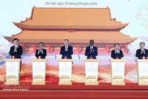 党中央总书记、国家主席苏林与各位代表共同启动敬天殿保护、修缮与复原投资项目动工仪式。
