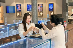 胡志明市PNJ门店顾客购买首饰。图：绒阮