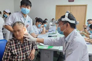 胡志明市肿瘤医院医生为患者进行检查。